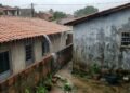 A partir de agora, os moradores que constroem telhados jogando água da chuva no terreno do vizinho precisam instalar calhas ou podem ser acionados na Justiça