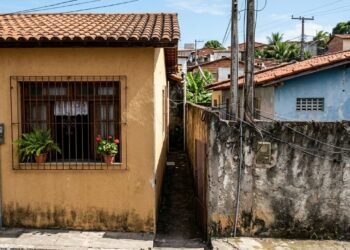 A partir de agora, os proprietários que abrem janelas a menos de um metro e meio da divisa do vizinho precisam fechar o vão ou podem ser obrigados a demolir