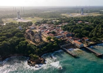O vilarejo nordestino que parou no tempo ao lado da única base de lançamento de foguetes do país