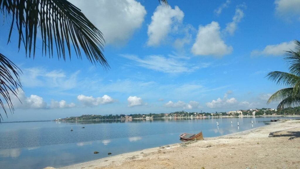 Araruama encanta visitantes com suas praias de águas calmas e ventos constantes que formam o cenário perfeito para os esportes náuticos //
