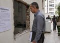 Dois vizinhos abriram uma porta pro pátio do prédio sem permissão e colocaram máquina de lavar e plantas: a Justiça INTERVEIO Transformar uma janela em porta para acessar o pátio do condomínio sem pedir licença? Não deu nada bem, amiga! Um caso em Sevilha virou alerta sobre o uso de áreas comuns em condomínios. Bora entender seus direitos e evitar confusão com a vizinhança? O que aconteceu no caso da porta aberta em área comum do condomínio? Dois proprietários de um edifício em Sevilha converteram uma janela em porta para ter acesso direto a um pátio comum, sem pedir autorização da comunidade de condôminos. Além disso, instalaram máquina de lavar e vasos de plantas no espaço coletivo, segundo decisão divulgada pelo Poder Judicial da Espanha. O Tribunal Provincial de Sevilha foi categórico: as obras eram ilegais. Por isso, determinou a remoção de todos os objetos e a restauração completa da área ao estado original. Esse caso virou referência sobre uso de áreas comuns em condomínios! O que nunca se deve fazer em áreas comuns do condomínio? Converter janelas em portas ou abrir novos acessos sem aprovação formal da comunidade. Instalar eletrodomésticos ou móveis pessoais em pátios, corredores ou halls coletivos. Ocupar espaços comuns com vasos, bicicletas ou objetos de uso exclusivo por tempo prolongado. Realizar qualquer obra que altere elementos estruturais sem projeto e autorização em assembleia. Basear-se no comportamento de outro vizinho para justificar infrações próprias. Não rola!