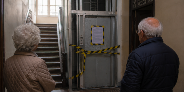 Instalação de elevador gera conflito entre moradores e Justiça em Madrid