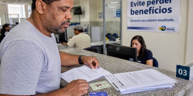 Governo publica regra que obriga atualização imediata de documentos para evitar perda de benefícios