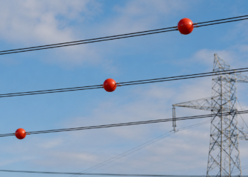 A verdadeira função das bolas laranjas nos fios de alta tensão