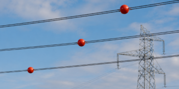 A verdadeira função das bolas laranjas nos fios de alta tensão