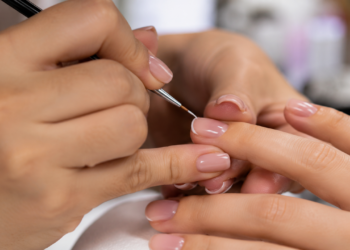 Linha ultrafina substitui francesinha clássica e cria efeito natural polido