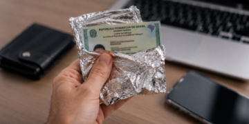 Embrulhar RG em papel alumínio realmente protege seus dados