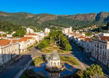 A única cidade do Brasil dentro de uma caldeira vulcânica de 30 km com águas termais a 45°C que curam desde o Brasil Império