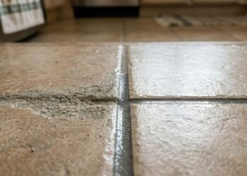 O erro que a maioria das pessoas comete ao limpar a cozinha e que acelera o desgaste dos azulejos