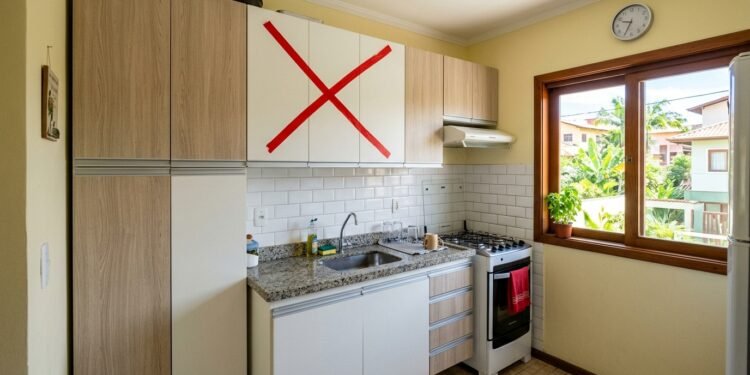 Diga adeus aos armários altos na cozinha: essa nova tendência que promete mais leveza e um visual moderno em 2026