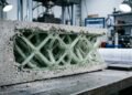 Pesquisadores da Universidade de Sharjah desenvolvem reforços plásticos 3D que atingem 80% da resistência do aço no concreto