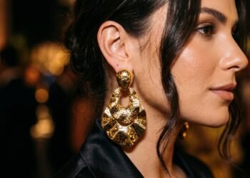 Como usar brincos dourados para transformar qualquer look básico em sofisticado