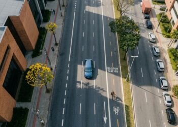 Ultrapassar ciclistas sem distância mínima pode gerar multa ao motorista