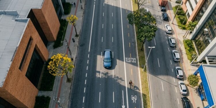 Ultrapassar ciclistas sem distância mínima pode gerar multa ao motorista