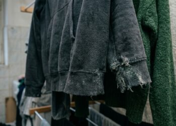 Adeus cheiro de mofo nas blusas: a técnica de ventilação para secar roupas nos dias frios do ano