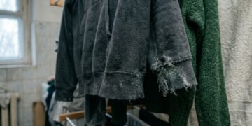 Adeus cheiro de mofo nas blusas: a técnica de ventilação para secar roupas nos dias frios do ano