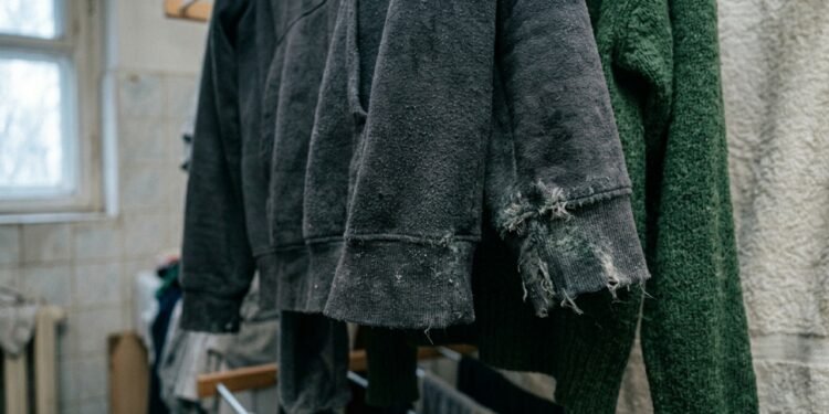 Adeus cheiro de mofo nas blusas: a técnica de ventilação para secar roupas nos dias frios do ano