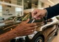 Projeto de lei de isenção para idosos avança na Câmara para liberar carro zero sem imposto