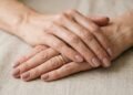 Unhas elegantes 50+ evitam erros que pesam no visual e deixam as mãos mais sofisticadas