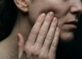 Existe uma dor facial tão intensa que até uma brisa pode virar gatilho para uma crise