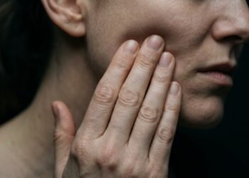 Existe uma dor facial tão intensa que até uma brisa pode virar gatilho para uma crise