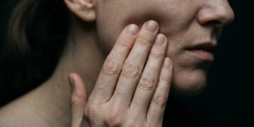 Existe uma dor facial tão intensa que até uma brisa pode virar gatilho para uma crise