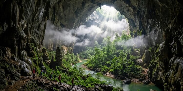 A maior caverna do mundo fica no Vietnã e esconde floresta, rio e nuvens internas