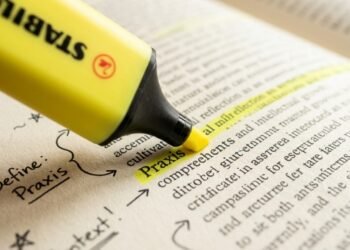 Psicólogos revelam por que leitores que sublinham livros físicos tendem a fixar melhor as informações