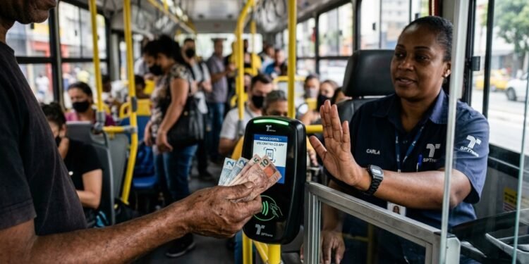 Ônibus vão parar de aceitar pagamento em dinheiro a partir de 30 de maio