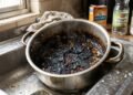 O ingrediente que em 15 minutos devolve brilho a panela queimada