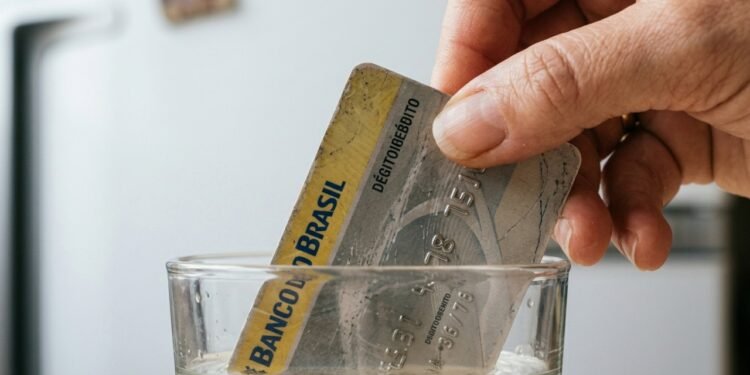 Mergulhe seu cartão de crédito velho em vinagre: para que serve e por que é recomendado
