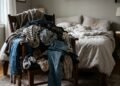 O que a psicologia diz sobre quem acumula roupas na cadeira