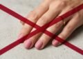Adeus ao esmalte opaco: a nova tendência de unhas com efeito cromado que combina com qualquer ocasião