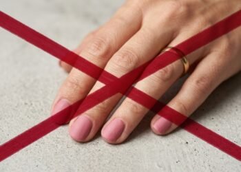 Adeus ao esmalte opaco: a nova tendência de unhas com efeito cromado que combina com qualquer ocasião
