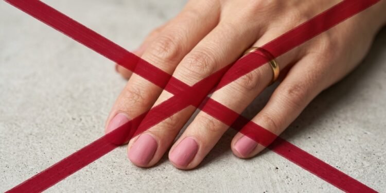 Adeus ao esmalte opaco: a nova tendência de unhas com efeito cromado que combina com qualquer ocasião
