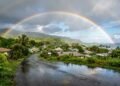 O fenômeno simples da natureza que transforma chuva e sol em um espetáculo no céu