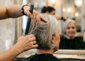 Os cortes que devolvem volume e leveza para cabelos finos e ralos em mulheres 50+