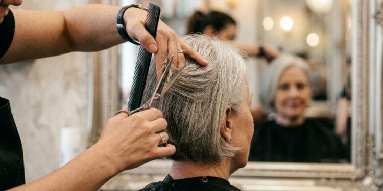 Os cortes que devolvem volume e leveza para cabelos finos e ralos em mulheres 50+