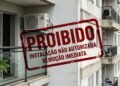 Adeus ao ar condicionado: é proibida a sua instalação nas fachadas sem autorização, sujeitas a multas e remoção do aparelho