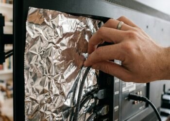 Colocar papel alumínio atrás da televisão: por que é recomendado e para que serve