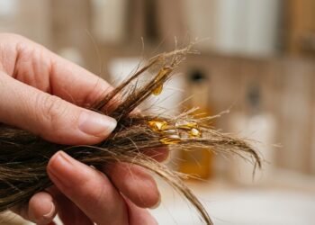 Adeus fios opacos e quebradiços, a rotina semanal com óleos vegetais que devolve o brilho e a força