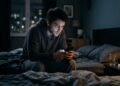 Pessoas que dormem mal têm esses 5 hábitos em comum antes de dormir, segundo a neurociência