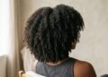 Nem óleos caros nem química, os cuidados que realmente funcionam no cabelo crespo 4ABC