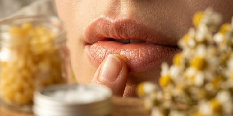 O hidratante labial caseiro que deixa os lábios mais macios usando ingredientes simples