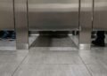 Por que os banheiros públicos deixam espaço entre a porta e o chão?