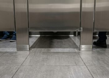 Por que os banheiros públicos deixam espaço entre a porta e o chão?