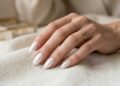 O fim das cores vibrantes, o estilo das unhas peroladas que dominam o luxo de 2026