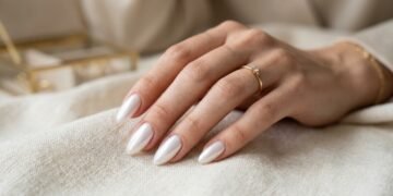 O fim das cores vibrantes, o estilo das unhas peroladas que dominam o luxo de 2026