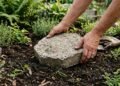 Pedras bonitas para jardim usando garrafas velhas e cimento