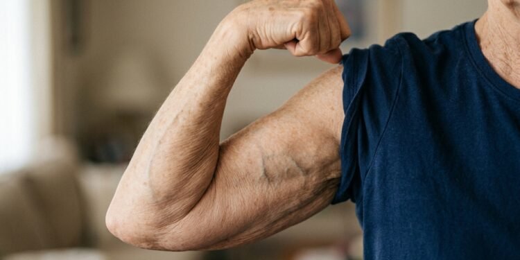 Mulheres acima dos 60 anos podem precisar de mais do que caminhada para manter ossos fortes